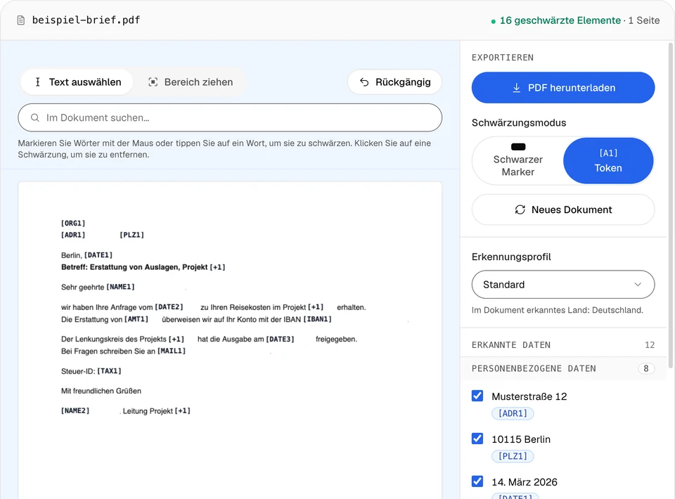 Derselbe Brief im Token-Modus: Etiketten wie [NAME1], [IBAN1] und [+1] ersetzen die Werte, und die Dateileiste zeigt 16 geschwärzte Elemente